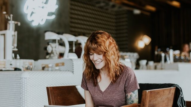 ネットショッピングを行う女の人